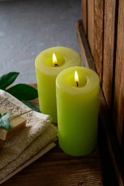 Две Зеленые Свечи Полотенце Время Спа — стоковое фото