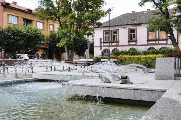 Una Fontana Moderna Nel Centro Della Città Krzeszowice Polonia — Foto Stock