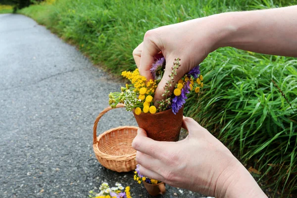 Bloemist Aan Het Werk Vrouw Laat Zien Hoe Tijdens Wandeling — Stockfoto