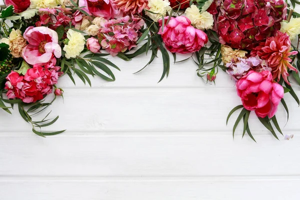 Romantický Květinový Ornament Květy Růže Dahlia Hortensia Karafiát Dřevěné Pozadí — Stock fotografie