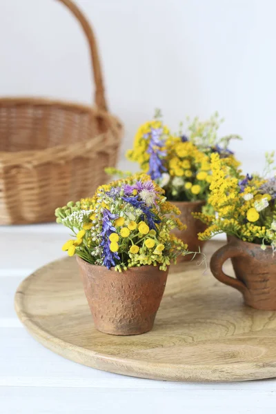 セラミック花瓶の野生の花の花束 夏の装飾 — ストック写真