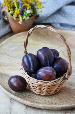 Olgun erikli hasır sepet. Sağlıklı yemek.