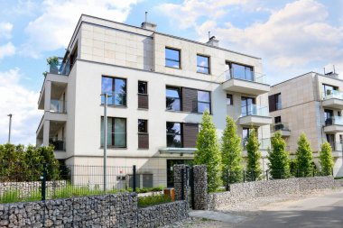 Polonya 'nın Krakow kentindeki modern apartman binası.