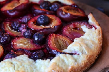 Geleneksel yuvarlak erikli turta masada. Sonbahar partisi tatlısı.