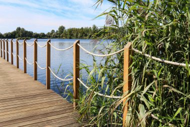 Gölün kıyısındaki dinlenme tesisinde ahşap döküntüler suyun üzerinde yüzer..