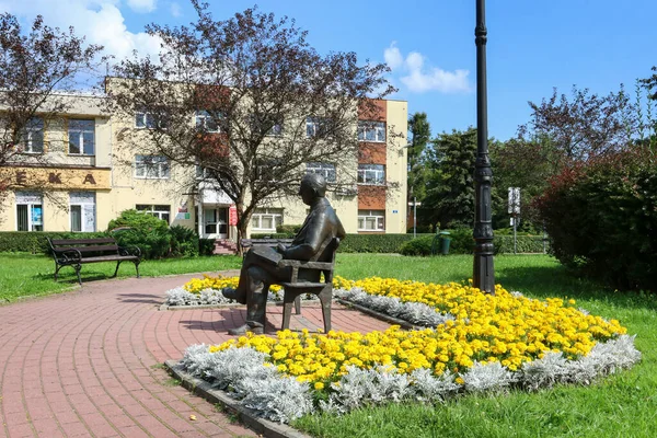 Bänk Med Ett Monument Över Kazimierz Wyka Krzeszowice Polen — Stockfoto