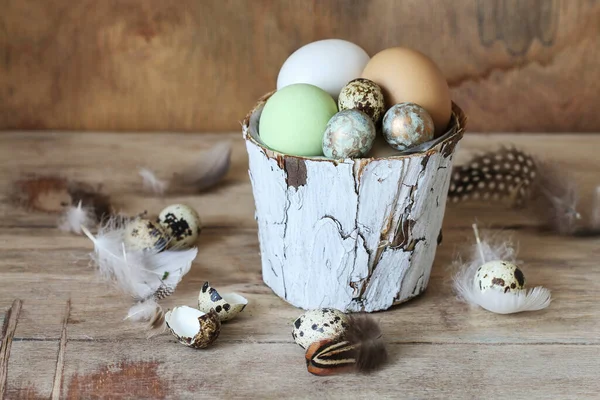絵の卵とイースターの装飾 素朴なスタイルだ 祭りの装飾 — ストック写真