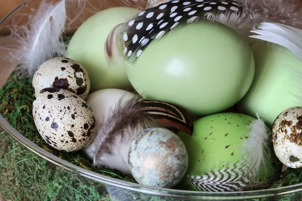 絵の卵とイースターの装飾 素朴なスタイルだ 祭りの装飾 — ストック写真