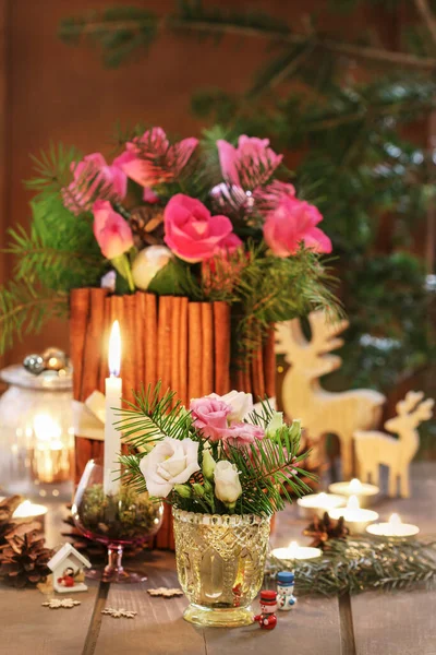 Decoraciones Navideñas Con Flores Velas Abeto Tiempo Festivo — Foto de Stock