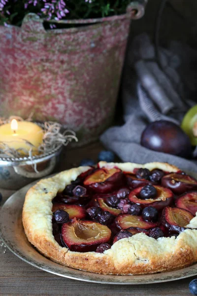 テーブルの上に伝統的な丸い梅のパイ パーティーデザート — ストック写真