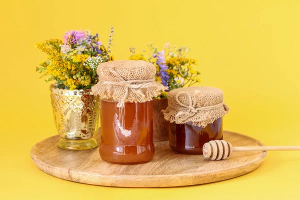 Mézes Üvegek Vadvirágcsokrok Sárga Háttérrel Egészséges Élelmiszer — Stock Fotó