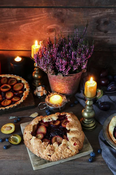 Torta Prugne Rotonda Tradizionale Sul Tavolo Dolce Festa Autunnale — Foto Stock