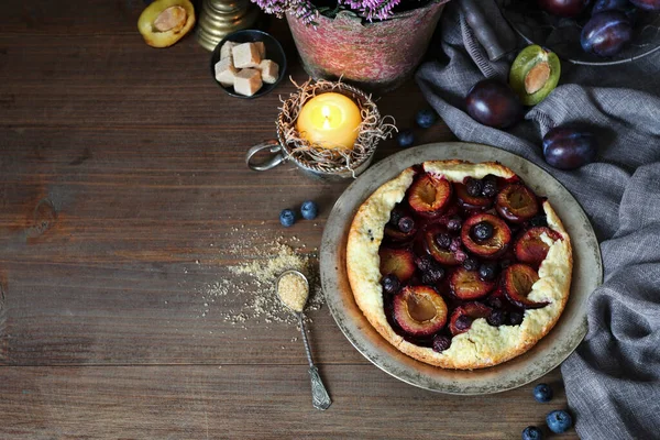 Torta Prugne Rotonda Tradizionale Sul Tavolo Dolce Festa Autunnale — Foto Stock