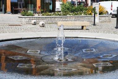 Polonya 'nın Nowe Brzesko kentindeki modern çeşme ve diğer binalar.