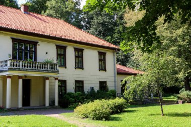 Şu anda Krzeszowice, Polonya 'da bir müze olan eski sarayın binası..