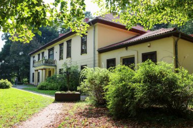 Şu anda Krzeszowice, Polonya 'da bir müze olan eski sarayın binası..