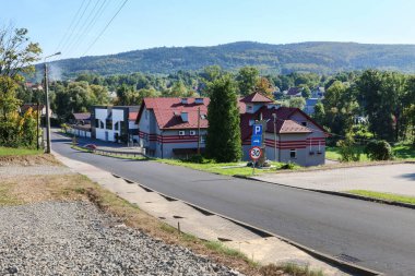 Polonya 'daki dağ kenti Klecza Dolna' nın panoramik manzarası.