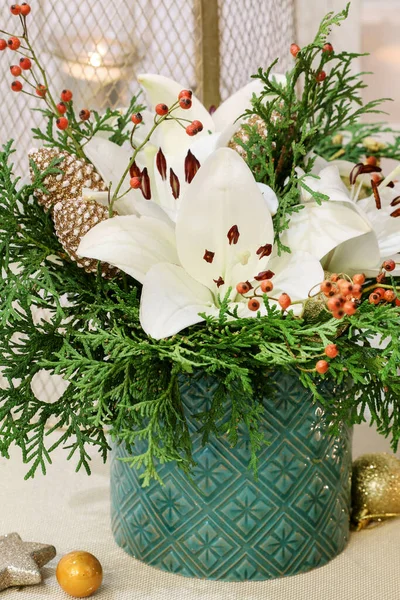 Arreglo Floral Navideño Con Lirios Blancos Ramitas Thuja Adornos Dorados —  Fotos de Stock