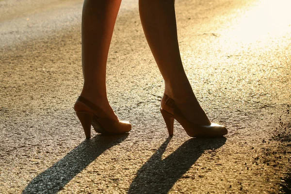 Uma Jovem Salto Alto Está Caminhando Longo Calçadão Italiano Nos — Fotografia de Stock