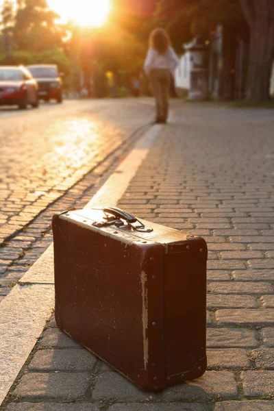 Ein Alter Koffer Liegt Auf Dem Bürgersteig Einer Kopfsteinpflasterstraße Italien — Stockfoto