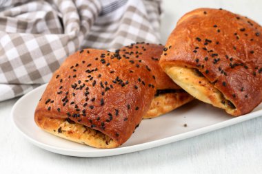 Lahanalı çıtır çörekler ve nigella. Yemek tabağı.