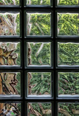 Cam blok olarak da bilinen cam tuğla. Camdan yapılmış mimari bir element. Grafiksel kaynaklar