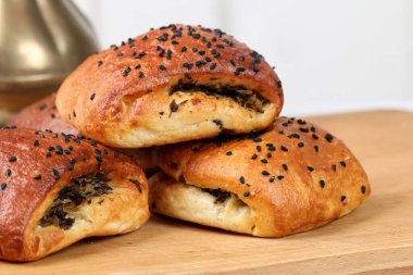 Lahanalı çıtır çörekler ve nigella. Yemek tabağı.