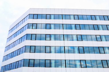 Bir gökdelenin cam cephesi. Grafiksel kaynaklar