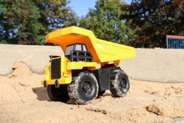 Toy tonka kamyonu kum havuzunda. Oyun zamanı