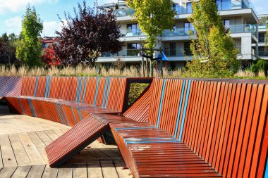 Kamu parkında güneşlenmek için tahta güneş pansiyonları. Sakin ol.