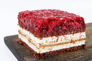 Kırmızı ahududu reçelli katmanlı kek. Parti tatlısı