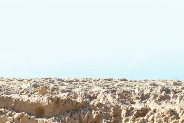 Deniz kıyısındaki kumsal. Yaz zamanı.