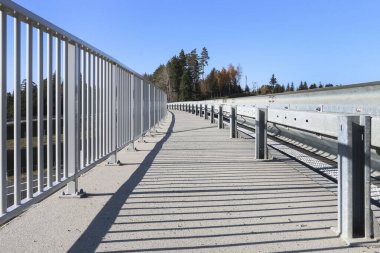 Çevre yolunun üzerindeki modern yaya köprüsü. Sanayi manzarası