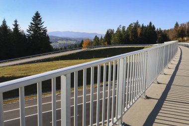 Çevre yolunun üzerindeki modern yaya köprüsü. Sanayi manzarası