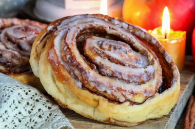 Kanelbulle - geleneksel tarçınlı rulo. Şenlikli tatlı.