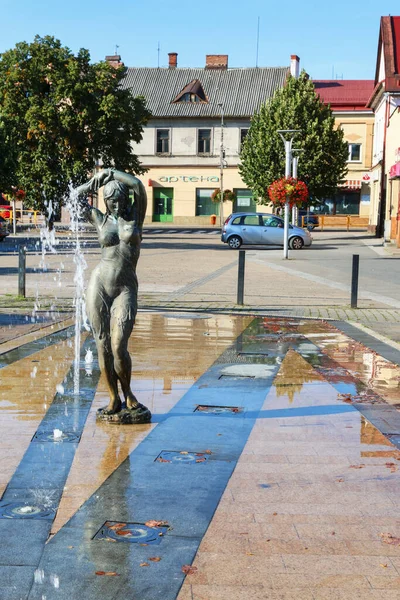 波兰安德里丘的一座喷泉 上面有古代裸体女神的雕像 — 图库照片