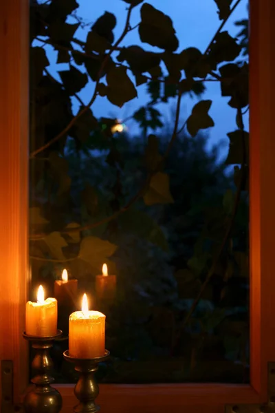 Dos Velas Alféizar Una Ventana Madera Afuera Una Noche Oscura — Foto de Stock