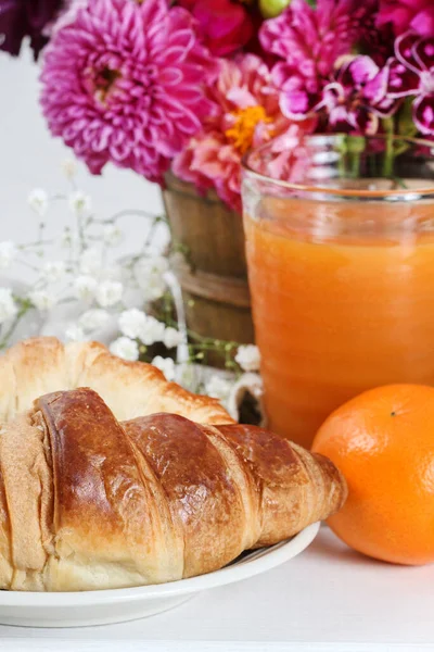 テーブルの上にはフランスのクロワッサンとみかん 健康的な朝食 — ストック写真