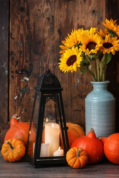 Kytice Slunečnic Keramické Váze Kolem Oranžové Dýně Podzimní Dekor — Stock fotografie