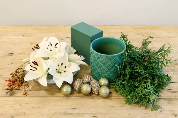 Arreglo Floral Navideño Con Lirios Blancos Ramitas Thuja Adornos Dorados —  Fotos de Stock