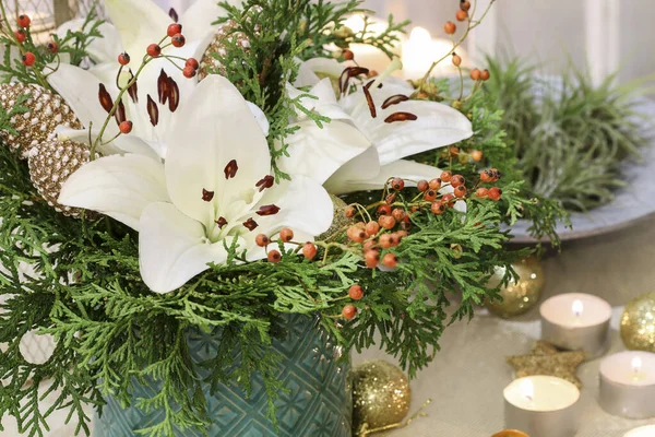 Arrangement Floral Noël Avec Des Lis Blancs Des Brindilles Thuja — Photo