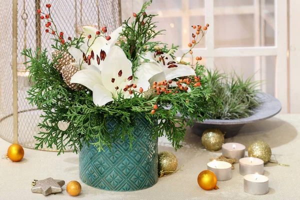 Arranjo Floral Natal Com Lírios Brancos Galhos Thuja Bugigangas Douradas — Fotografia de Stock