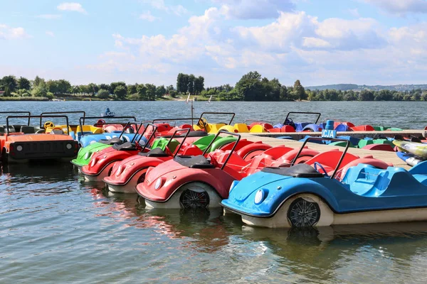 Barcos Plástico Forma Coche Entretenimiento Junto Lago — Foto de Stock