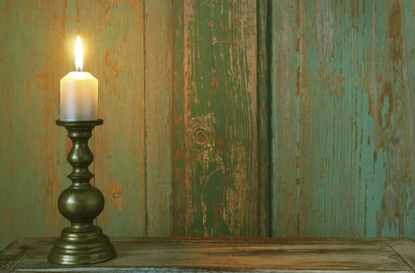 Vela Sobre Antiguo Candelero Latón Fondo Una Pared Madera Recursos — Foto de Stock