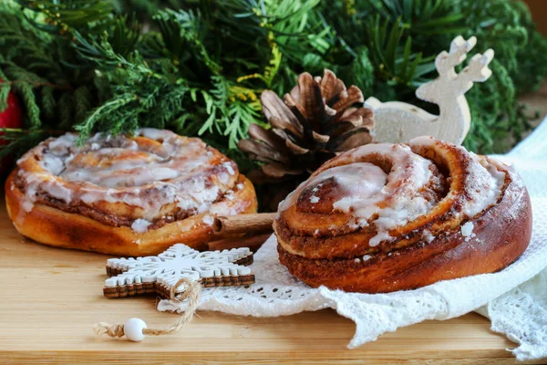 Kanelbulle 甘いシナモンロールとクリスマスの装飾 祭りのデザート — ストック写真