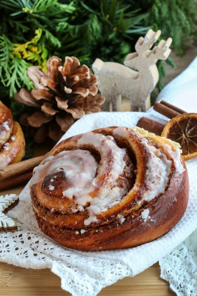 Kanelbulle Schwedische Zimtrollen Und Weihnachtsdekoration Festliches Dessert — Stockfoto