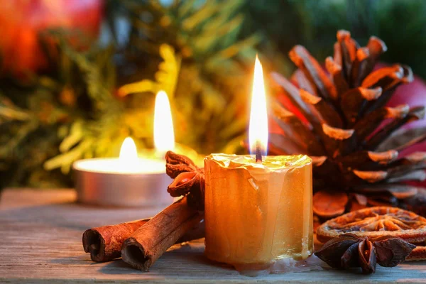 圣诞装饰用蜡烛 锥果和肉桂棒 节庆时间 — 图库照片