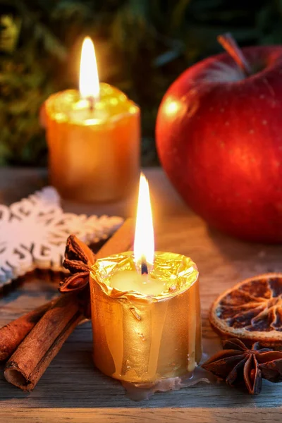 圣诞装饰用蜡烛和红苹果 节庆时间 — 图库照片