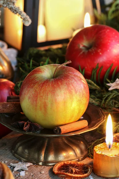 Decoração Tradicional Natal Com Maçãs Paus Canela Velas Decoração Festiva — Fotografia de Stock