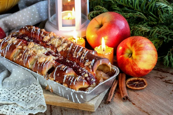 Tradicional Strudel Navidad Relleno Manzanas Postre Festivo — Foto de Stock